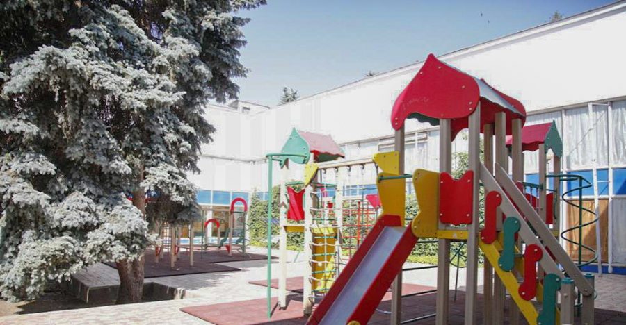 Детская площадка в санатории Калинина в городе Ессентуки - фотография