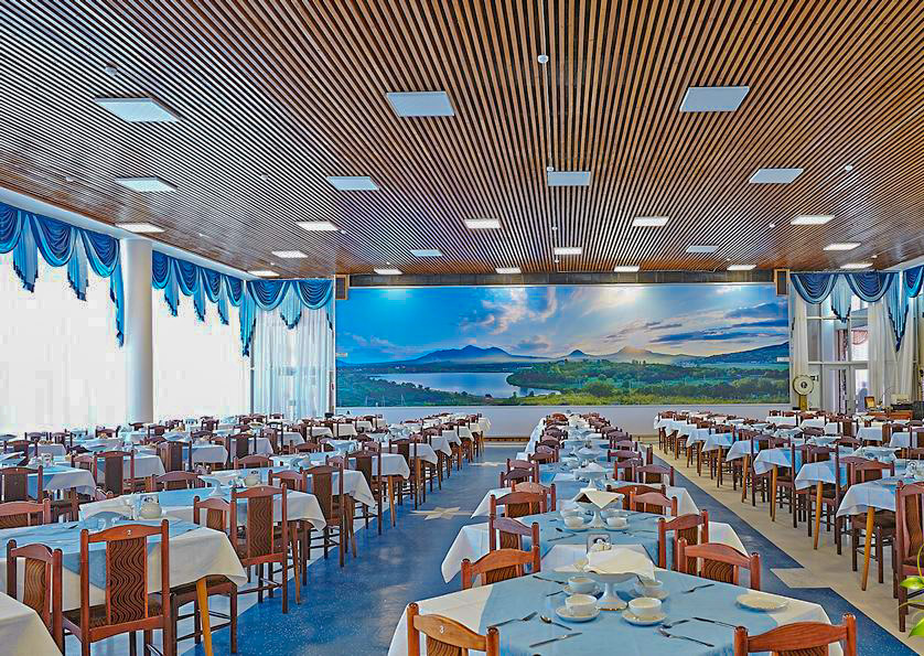 Общий обеденный зал в санатории Калинина в городе Ессентуки - фотография