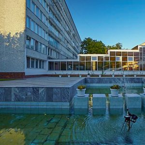 Фонтан на территории в санатории Калинина в городе Ессентуки - фотография