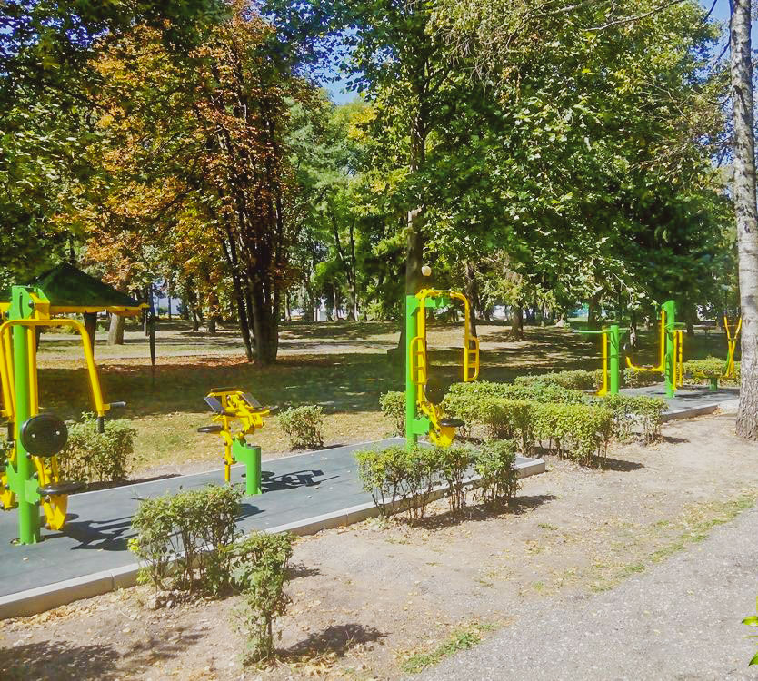 Уличные тренажеры в санатории Калинина в городе Ессентуки - фотография